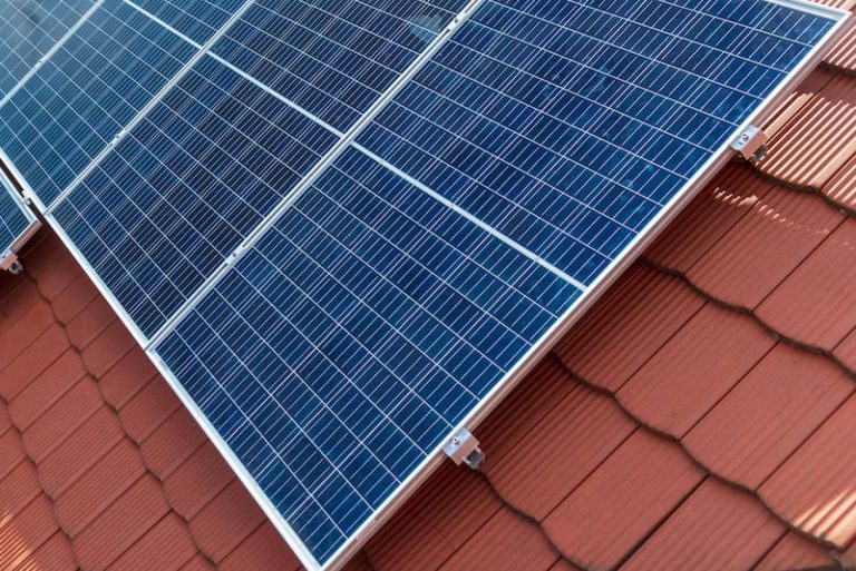 Beneficios de las placas solares, según Acierta Eficiencia