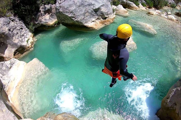 Canyoning Sierra de Guara ofrece la experiencia de hacer canyoning en Sierra de Guara