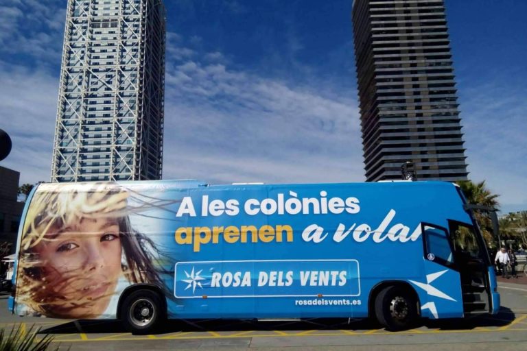 ¿Cuáles son los beneficios de la publicidad exterior con vehículos y autobuses promocionales?