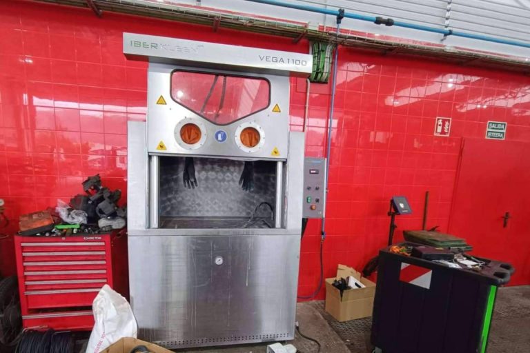 Lavar y desengrasar piezas y componentes de todo tipo de materiales con las lavadoras de piezas manuales de Iberkleen