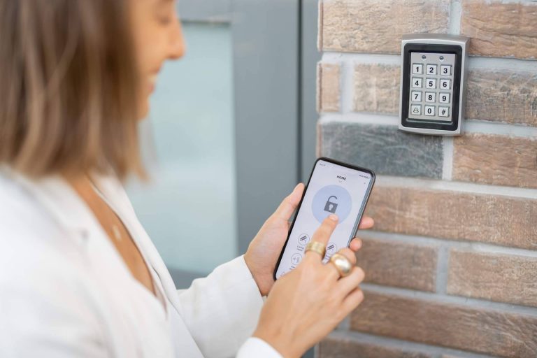 Abrir la puerta con el móvil de manera automática con Raixer