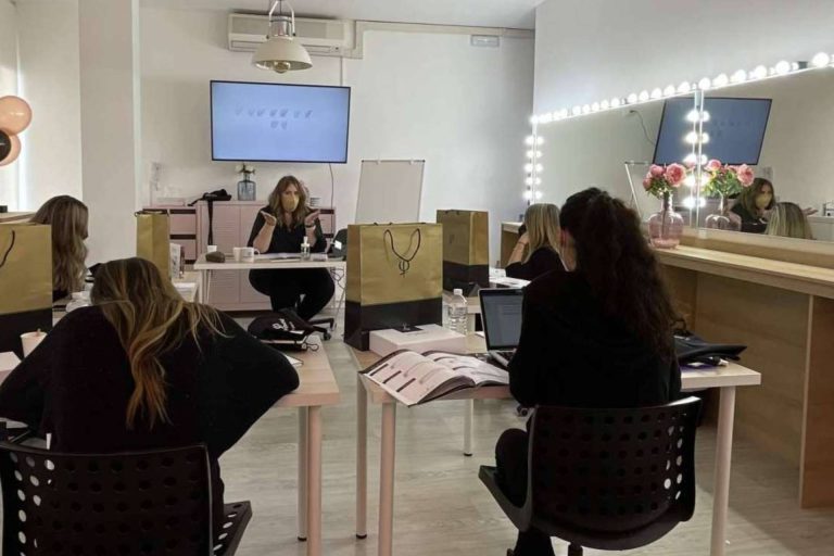 Cómo elegir un buen curso microblading para distinguirse de la competencia