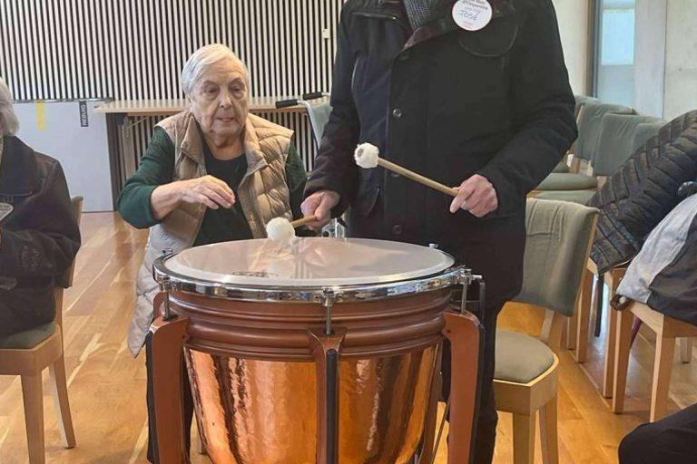 Adultos mayores con una vida saludable y alegre en el centro de día Dia Actiu