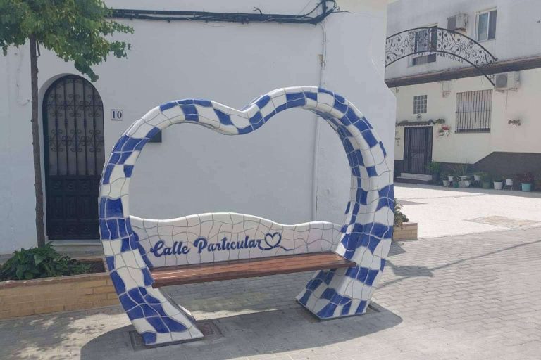 MobuArteX llega a las playas de Barbate, con sus bancos temáticos modelo Corazón