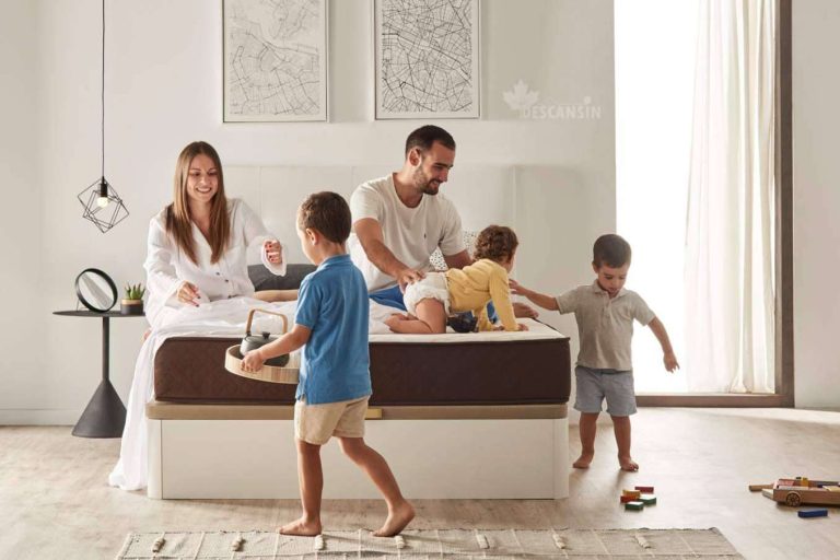 El mejor armario para una habitación pequeña son los canapés abatibles