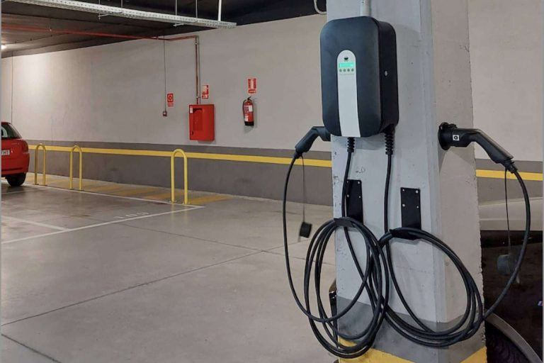 Recargar el coche eléctrico en un garaje comunitario con la empresa ChargeGuru