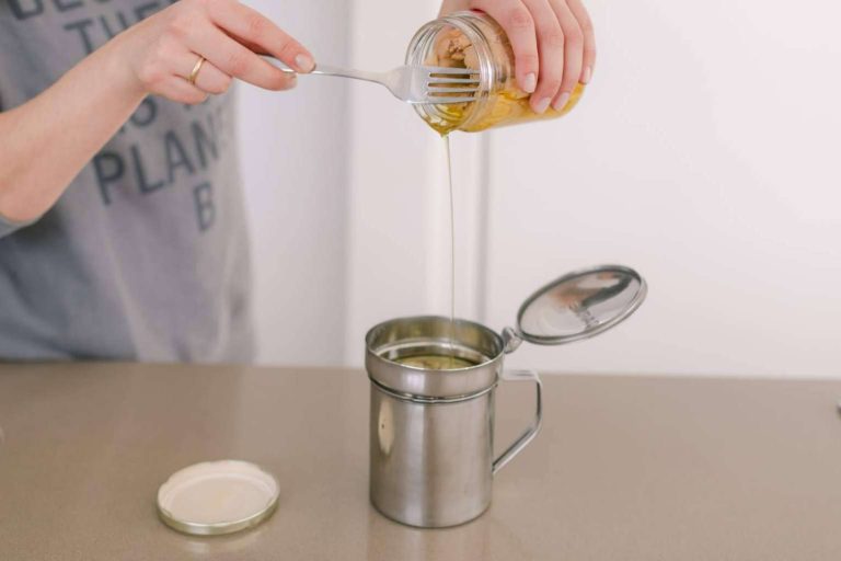 La importancia de reciclar el aceite usado de cocina. Opciones disponibles de reciclaje y reutilización