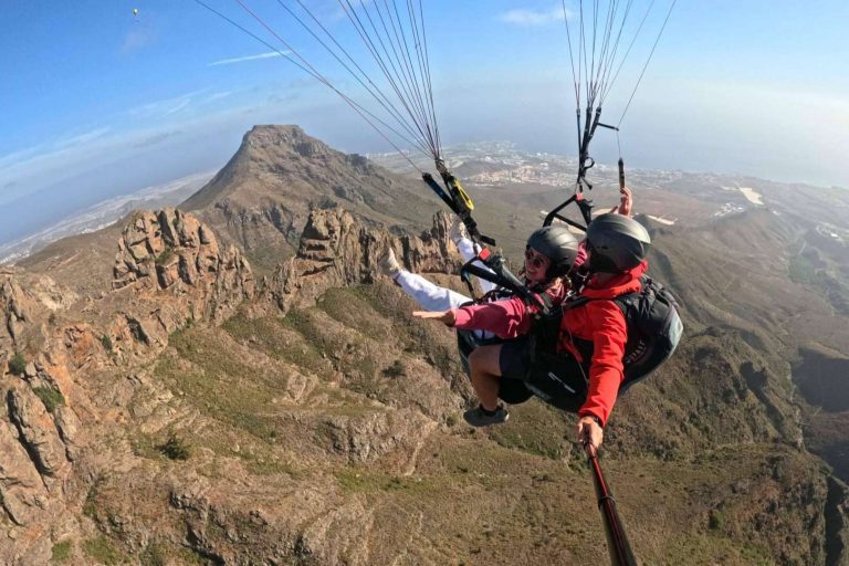 Descubrir la belleza de los cielos y paisajes de Tenerife con parapente en Costa Adeje