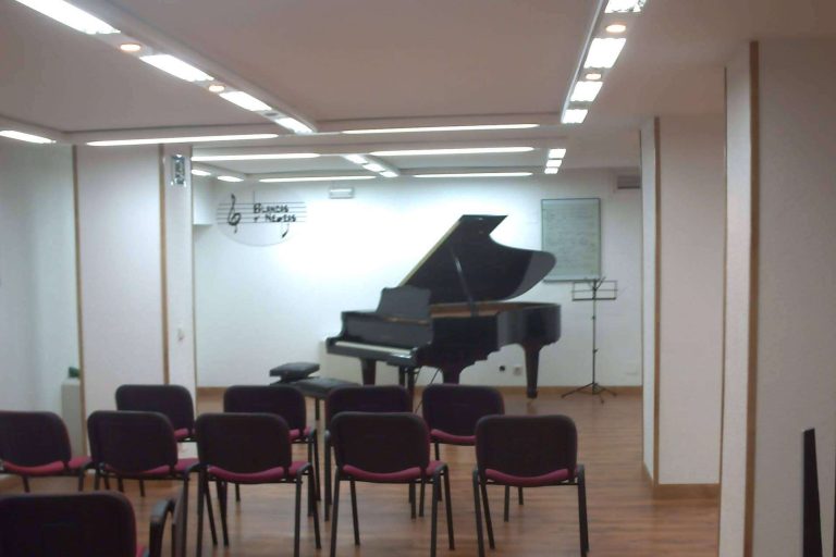 La academia de referencia en Ciempozuelos, Madrid, Escuela de música Blancas y Negras, ofrece clases colectivas e individuales