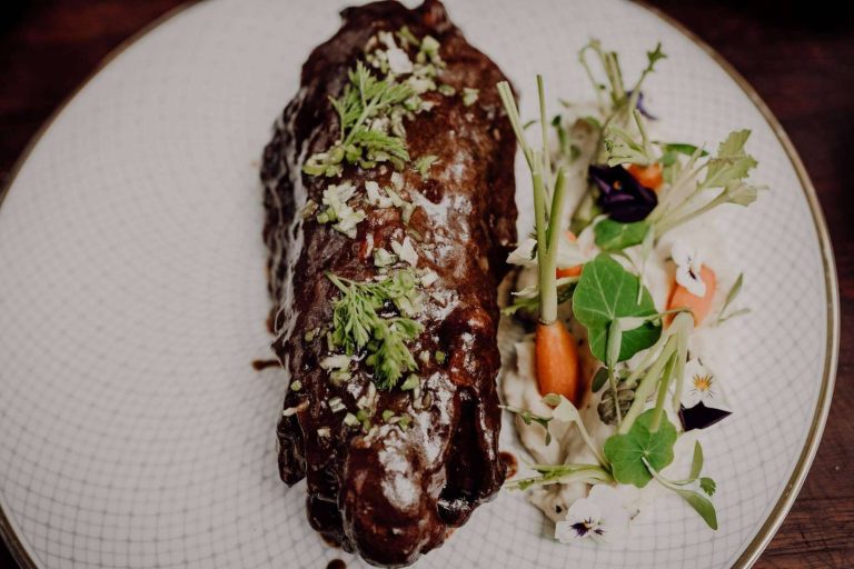 Txogitxu y su variedad de platos típicos vascos listos para degustar