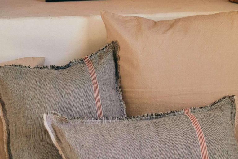 Elegancia y comodidad en cada detalle con las fundas de cojín de Calma House