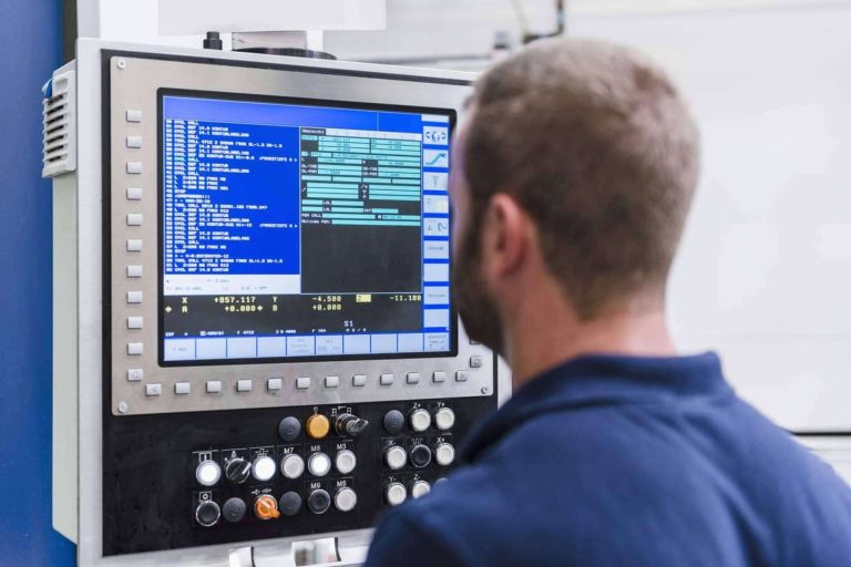 Las pantallas que utilizan la industria, defensa y los transportes, como el tren o el bus, no son como las que se tienen en casa