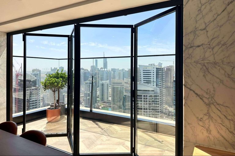 Las puertas plegables de cristal con diseños minimalistas que ofrece Airclos