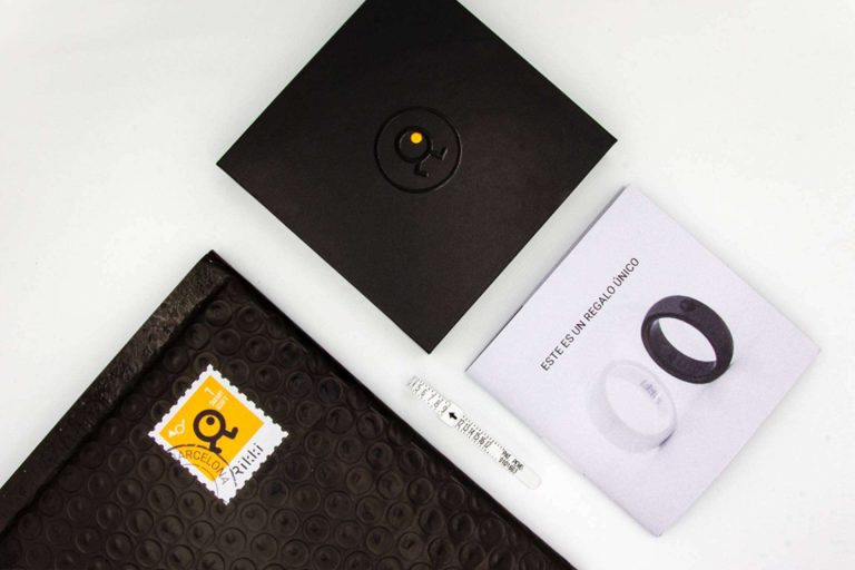 Rikki dispone de un medidor de dedo para saber la talla antes de comprar un anillo