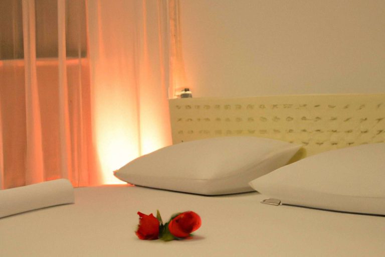 La empresa Bed Lifter presenta el elevador que se puede instalar en cualquier cama de hotel