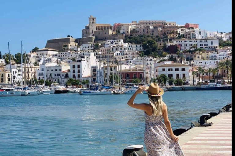 Conocer Ibiza en su más pura esencia con una guía