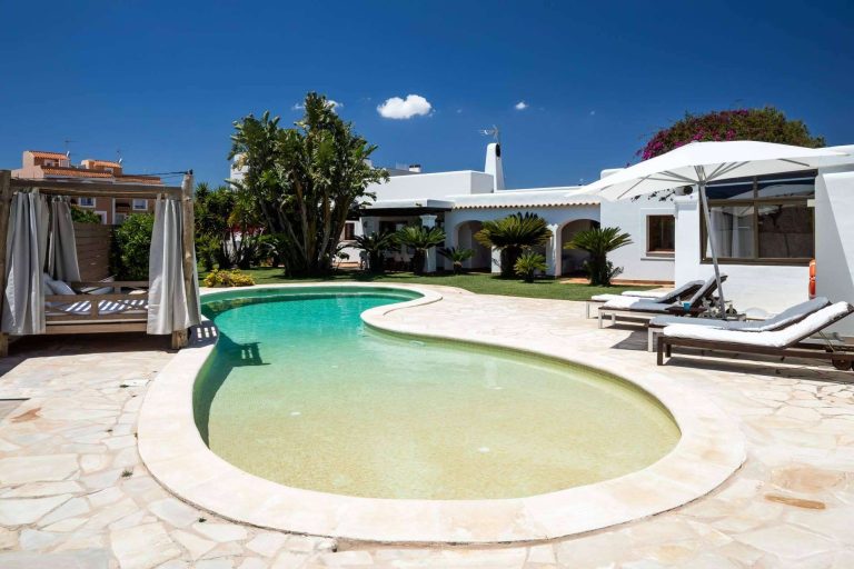 Estas vacaciones, alquilar una casa en Ibiza con piscina para disfrutar del verano