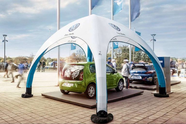 ¿En qué consisten los hinchables en Olika Stands con acabados premium?