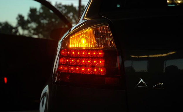 DGT: 200 euros de multa por hacer esta acción común con los intermitentes