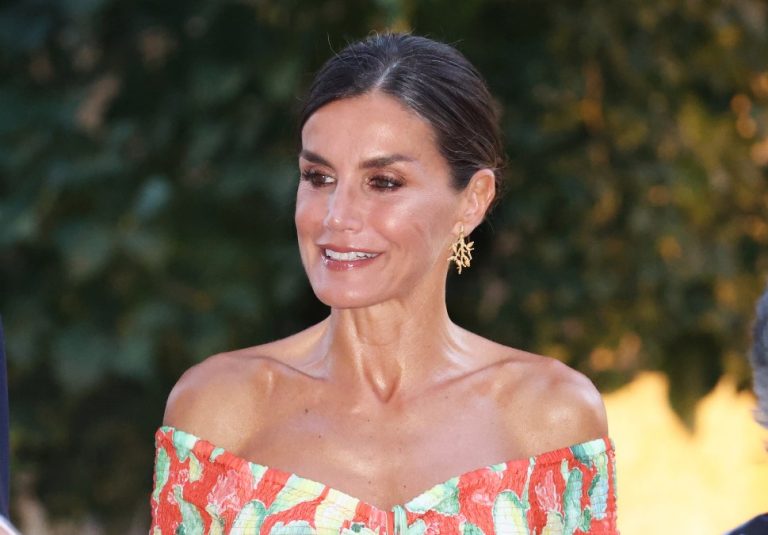 Los trucos de la reina Letizia para vestir cómoda y elegante en verano