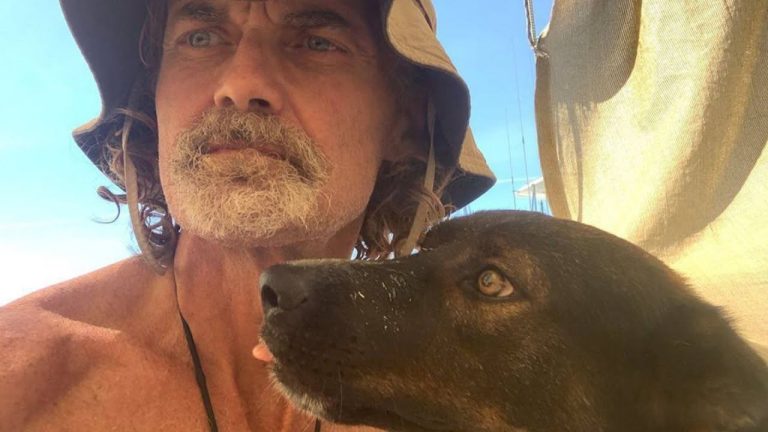 Este hombre y su perra han pasado 2 meses a la deriva en el mar