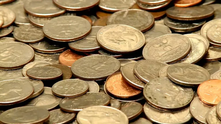 Encuentran 700 monedas de oro