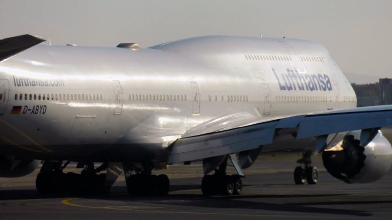¿Por qué se hace un arco de agua a los aviones?