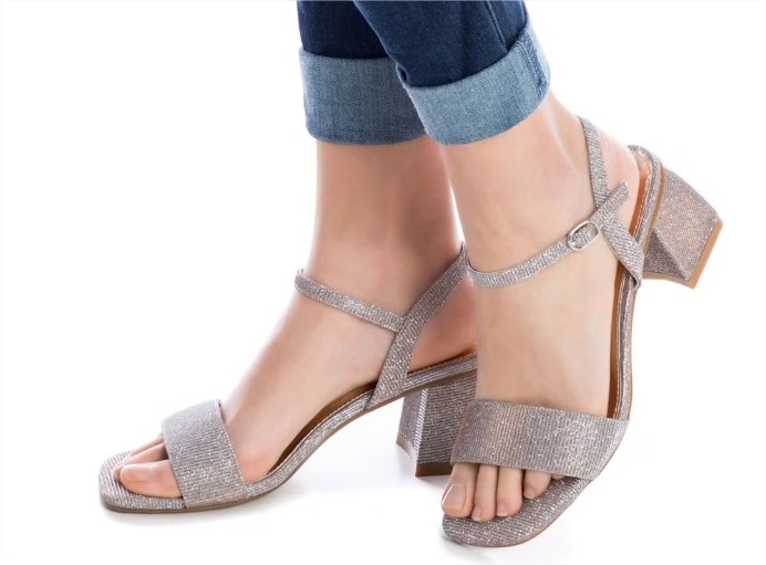 Las sandalias más coloridas y veraniegas están de rebajas en El Corte Inglés 1 sandalias tacon oro xti el corte ingles