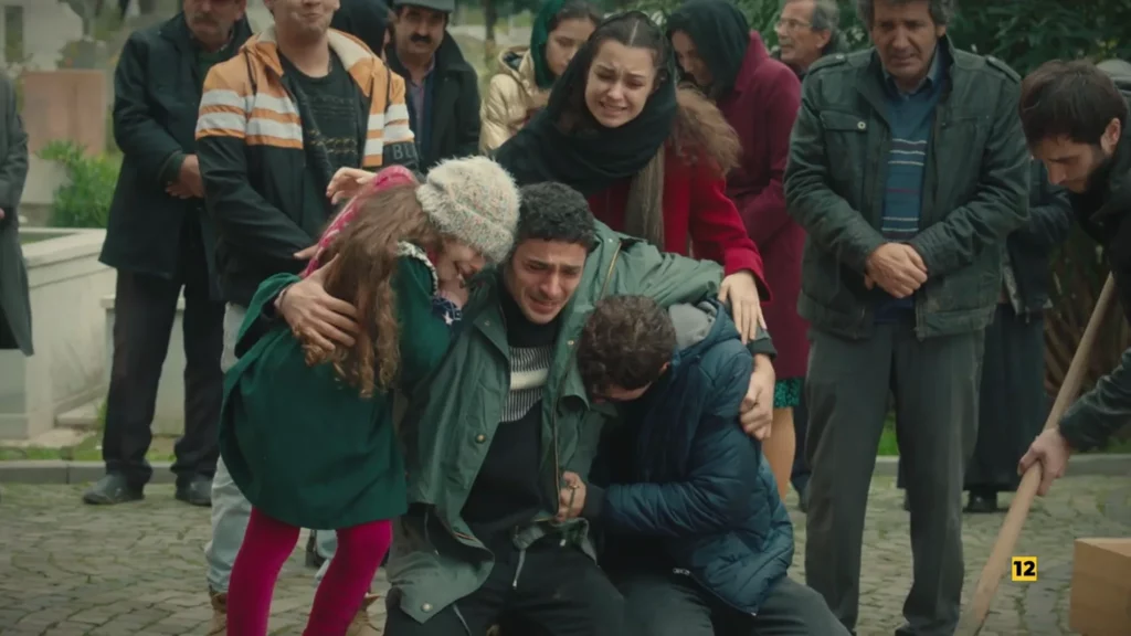 Ömer trabajando como camarero