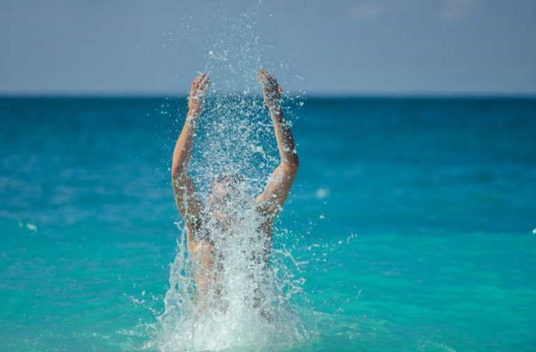 10 beneficios que no conocías de bañarse en el mar