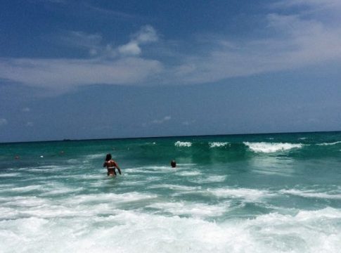 10 beneficios que no conocías de bañarse en el mar(10) beneficios de nadar