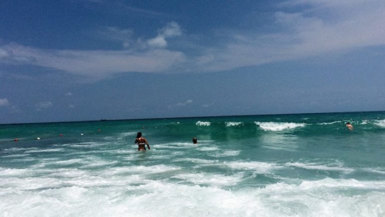 Bañarse en el mar 30 minutos aumenta el gasto energético, según un médico nutricionista