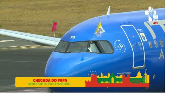 El Papa aterriza en Lisboa y desciende del avión en silla de ruedas