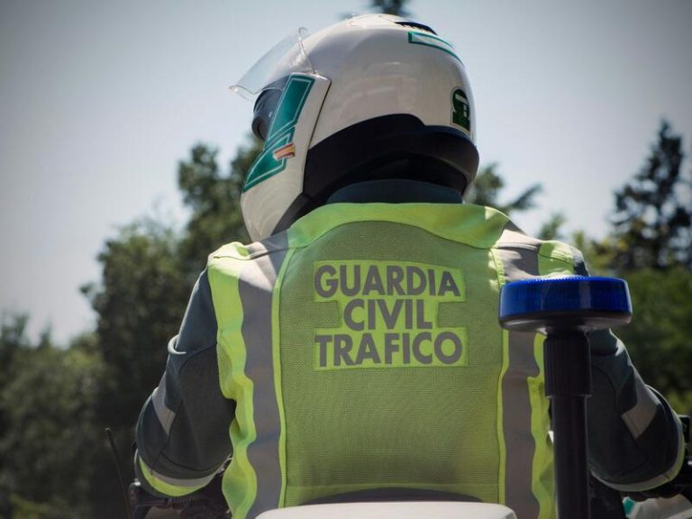 Muere un motorista y varios pasajeros heridos tras colisionar con un autobús en la carretera de Tarifa (Cádiz)