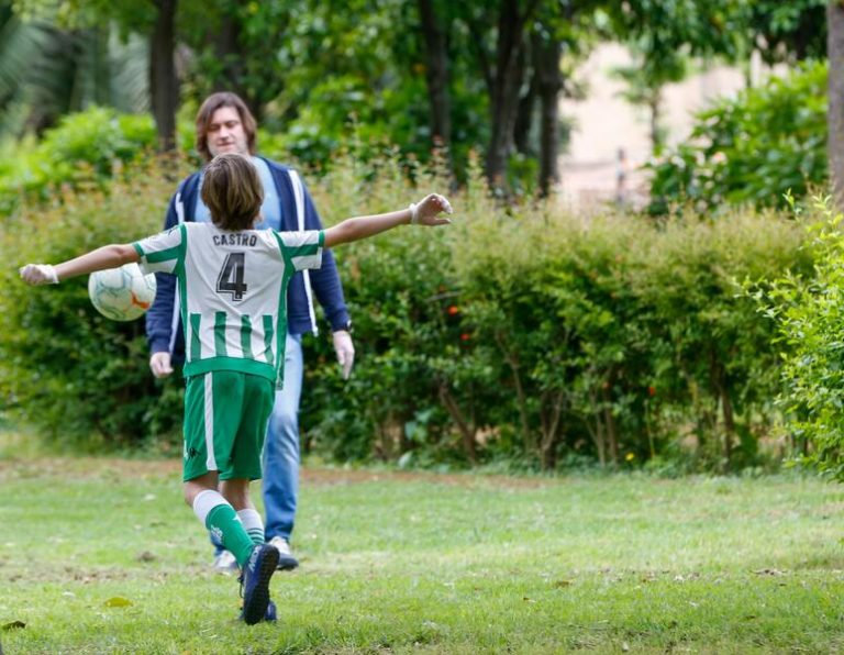 Los niños españoles quieren ser futbolistas o policías y las niñas profesoras o veterinarias, según un estudio