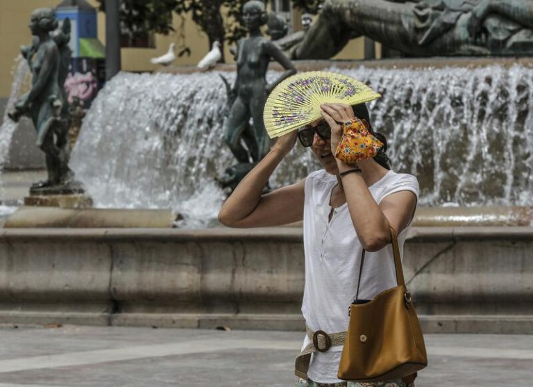 El calor pone en riesgo a casi toda España, con avisos rojos en varios puntos y máximas que alcanzarán los 44º