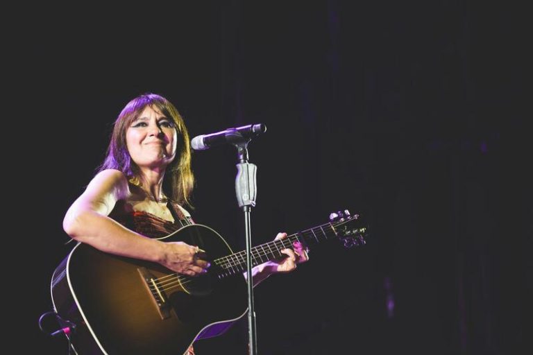 Amaral celebra sus 25 años de carrera en un multitudinario concierto en el Sonorama