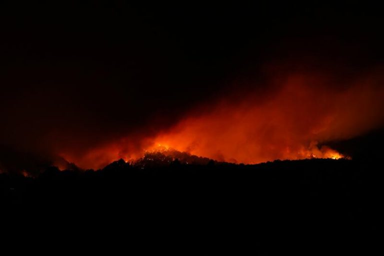 El fuego de Tenerife afecta a más de 2.600 hectáreas y obliga al confinamiento del casco de La Esperanza