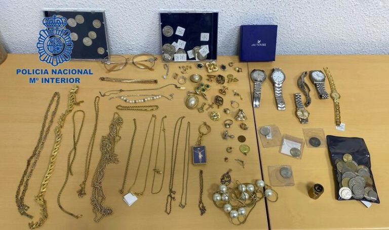 Dos detenidos 'in fraganti' cuando robaban en la vivienda de la vecina de uno de ellos en Valencia