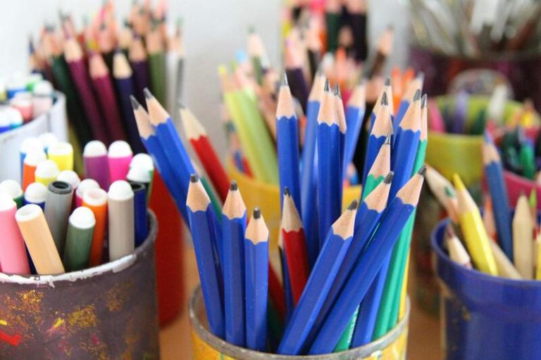 Comparar precios o evitar compras compulsivas, entre los consejos de FACUA para el nuevo curso escolar