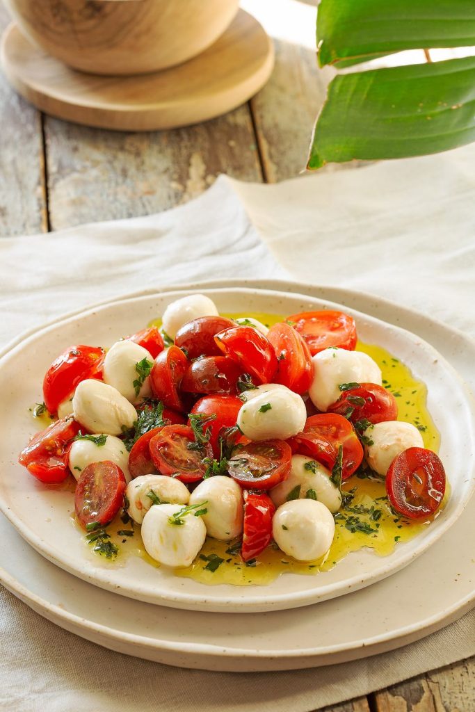 3 ensaladas ligeras y deliciosas para cenar en verano 83 Modo de preparación de las ensaladas de tomates y cuscús de lima y hierbas