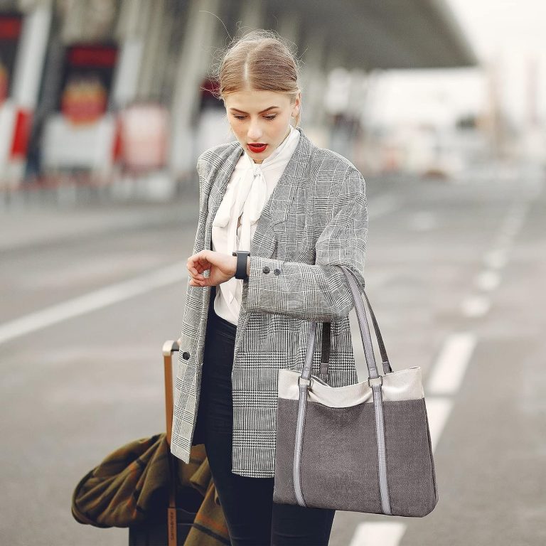 8 bolsos maxi para que puedas llevar todo lo necesario en la vuelta a tu trabajo