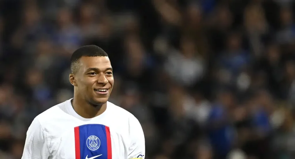 El Real Madrid, ¿preparando la presentación de Mbappé? 49 A Mbappé le queda este mes para definir su futuro