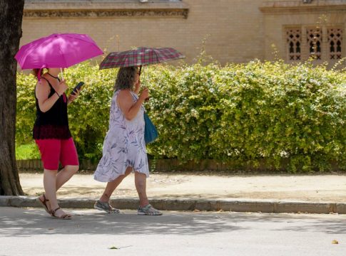 Dos señoras pasean en verano