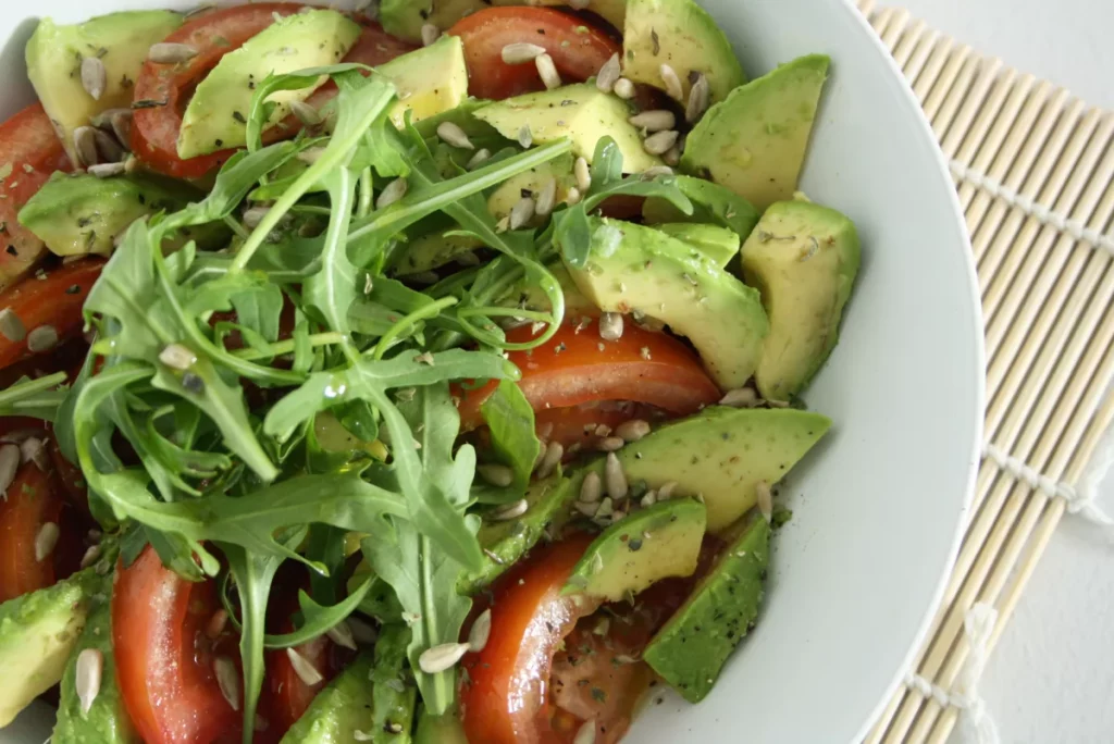 Sencilla y deliciosa: la ensalada de aguacate que revolucionará tus cenas 66 Sencilla y deliciosa: la ensalada de aguacate que revolucionará tus cenas