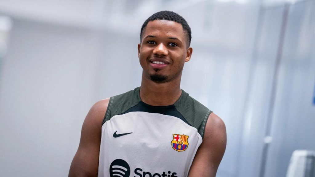 Saltan las alarmas en el Barça: Xavi pone en duda la continuidad de Ansu Fati 18 Ansu Fati sigue entrenando