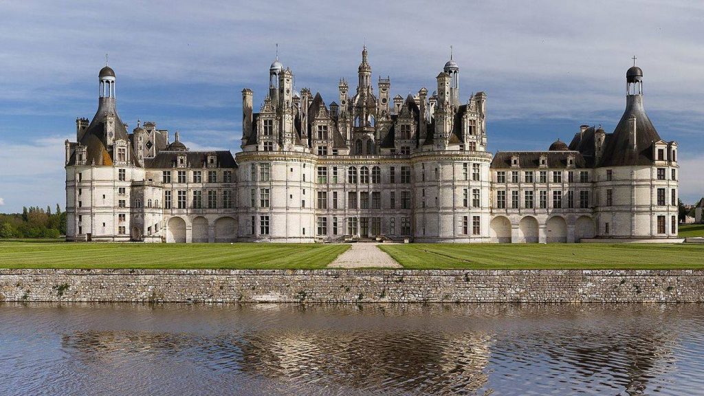 Estos son los 7 pueblos más antiguos de Europa para visitar este verano 49 Chambord en Francia