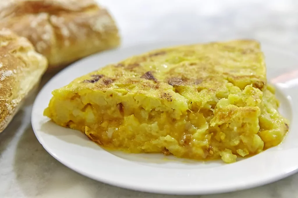 ¿Cuáles son los acompañamientos ideales para una tortilla de bacalao?
