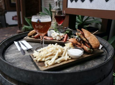 Con qué debes acompañar una cerveza para disfrutarla mejor Día Internacional de la Cerveza: mejores consejos para disfrutarla a tope