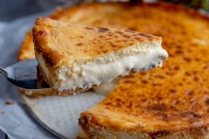 La receta de tarta de queso de Dani García que arrasa en Tragabuches: nata, clara y queso curado